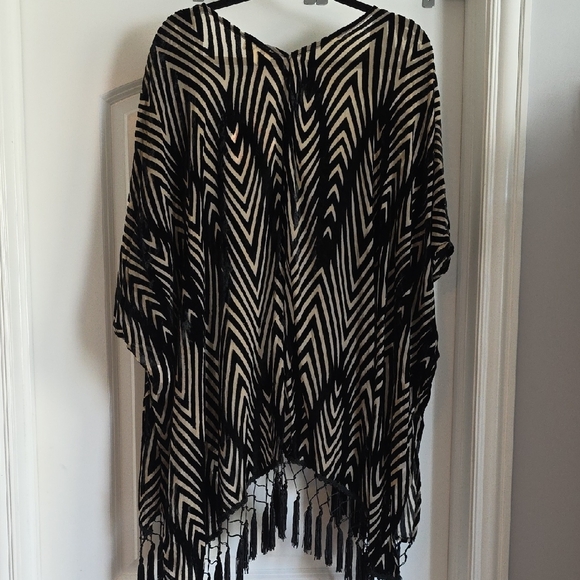NWT Umgee Black and Cream Velvet Burnout Chevron Fringed Kimono S/M - Picture 4 of 6